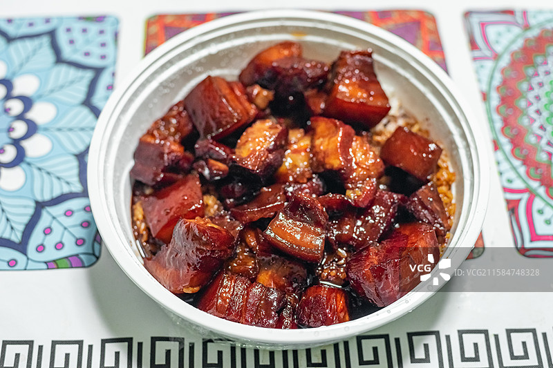 中国餐饮行业饮食产业传统经典中国食品美食拍摄主题，一碗巨大的东坡肉红烧肉，室内无人图像图片素材