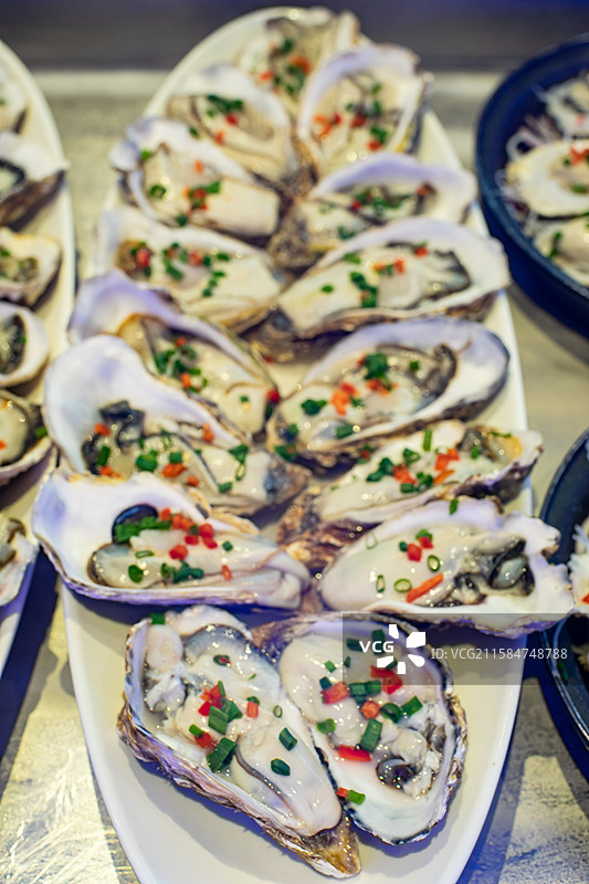 中国餐饮行业饮食产业，传统经典中国食品，美食拍摄主题，一盘子烧烤生蚝特写，室内无人图像图片素材