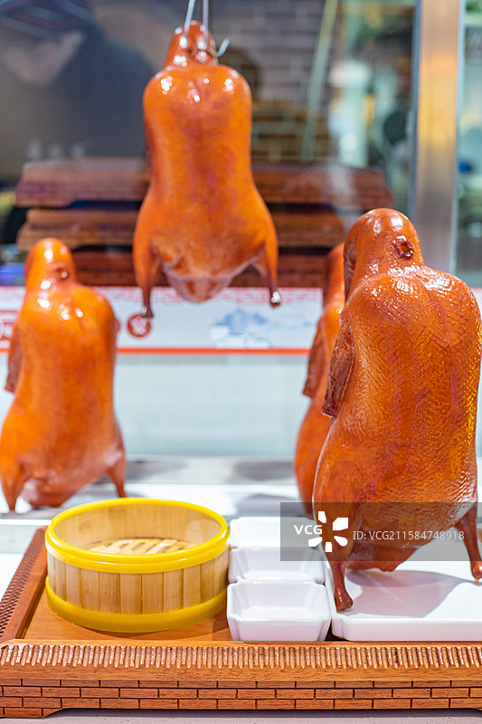 中国餐饮行业饮食产业，传统经典中国食品，北京吊炉烤鸭和一个竹子笼屉，室内无人图像摄影图片素材