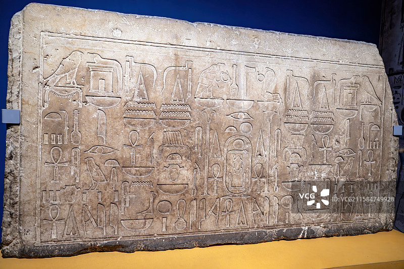 埃及国家博物馆藏 带有图特摩斯一世王名和神灵祷文的横梁 石灰岩 第18王朝图片素材