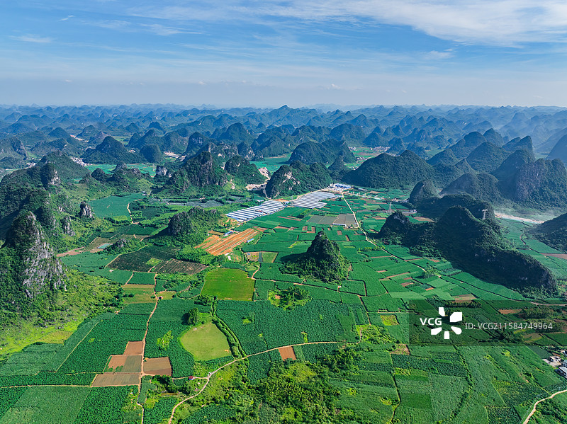 广西柳州柳江区百朋喀斯特地貌田园航拍视角风光图片素材