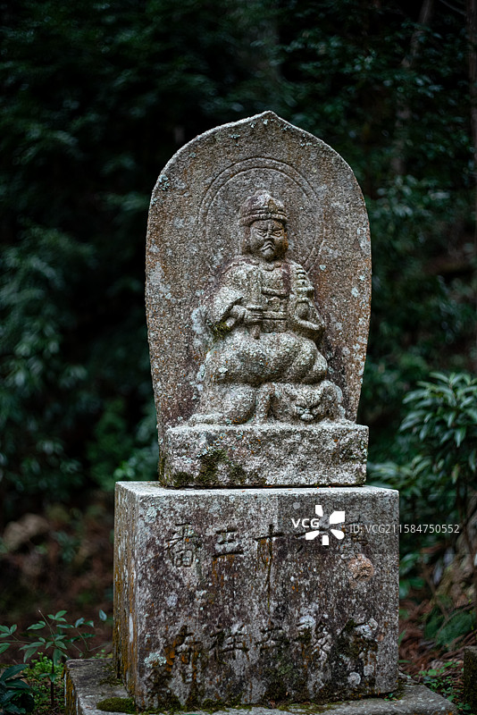 日本奈良县宇陀市真言宗本山“女人高野”室生寺山路旁的佛教浮雕造像图片素材