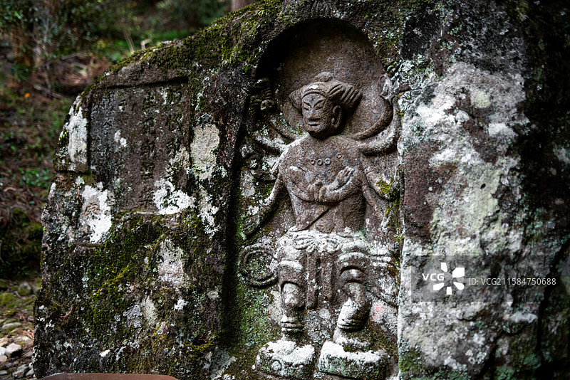 日本奈良县宇陀市真言宗本山“女人高野”室生寺山路旁的佛教浮雕造像图片素材