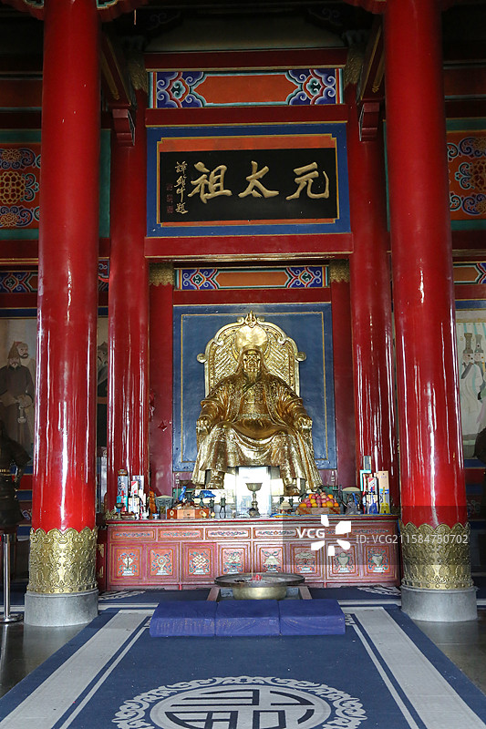 元太祖成吉思汗金铜塑像 内蒙古乌兰浩特成吉思汗庙图片素材