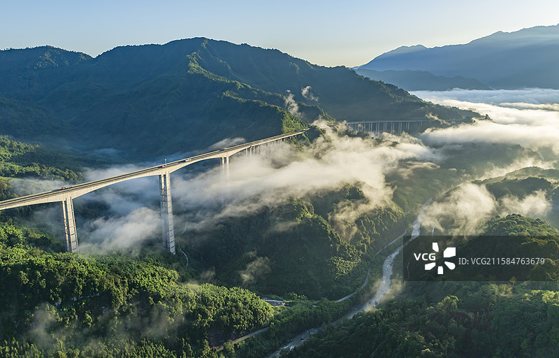 雅西高速公路云雾缭绕的壮美桥梁山间云海图片素材