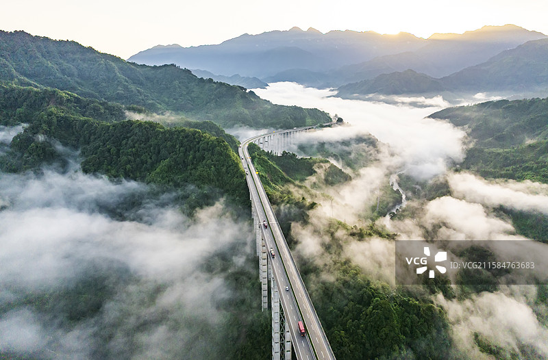 雅西高速公路云雾缭绕的壮美桥梁山间云海图片素材