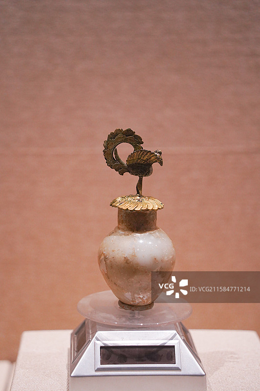 喀左县博物馆藏辽代鎏金莲凤纹盖琉璃瓶图片素材