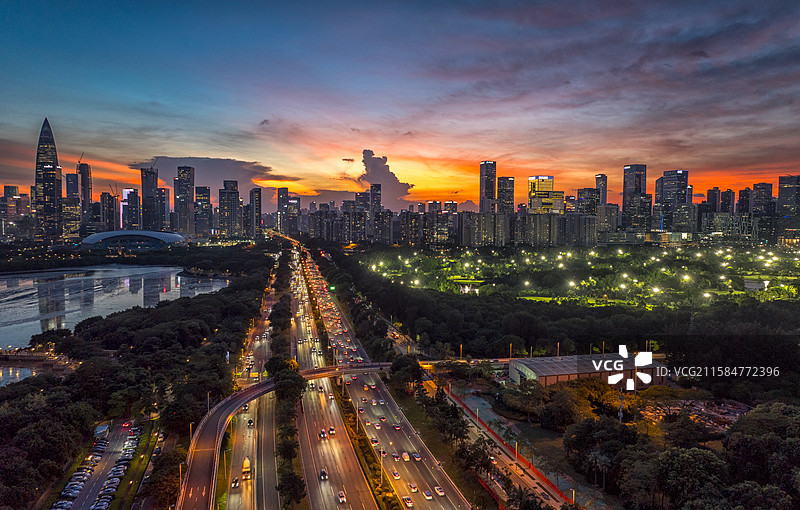 晚霞中深圳南山科技园和滨河大道图片素材