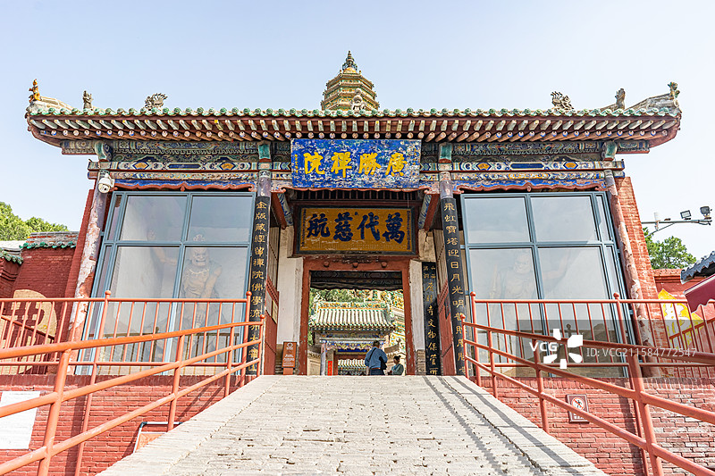 中国山西临汾洪洞县广胜寺旅游景区，霍山脚下广胜禅院万代慈航牌匾城门入口和飞虹塔，户外白昼无人图像摄影图片素材