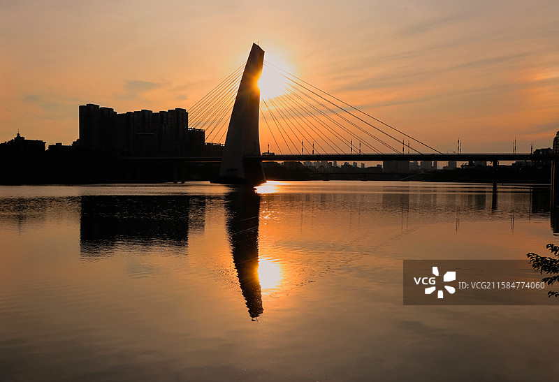 朝阳挂在飞龙大桥上图片素材