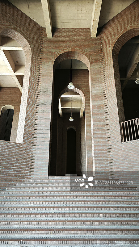 中国艺术研究院油画院的建筑空间结构及胜利女神雕像和陈丹青靳尚谊等艺术家的油画作品图片素材