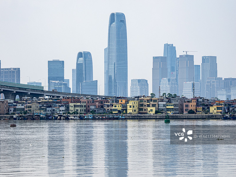 城市新旧同框，清晰的旧建筑和朦胧的新建筑图片素材