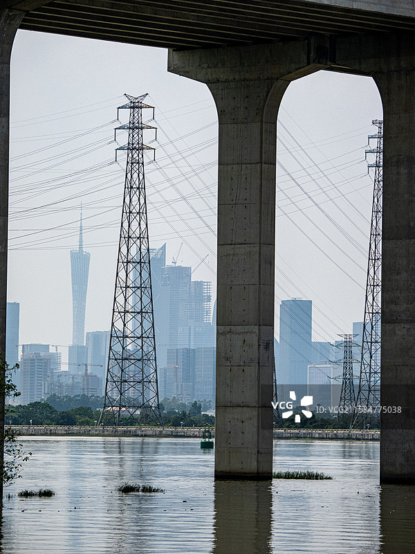 城市新旧同框，清晰的旧建筑和朦胧的新建筑图片素材