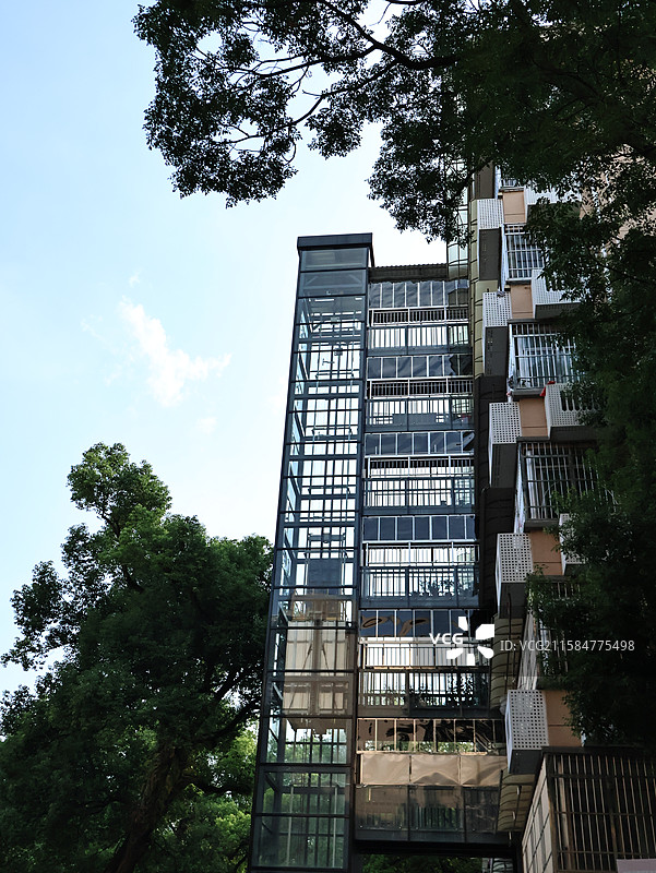 江西赣州某老旧小区加装电梯图片素材