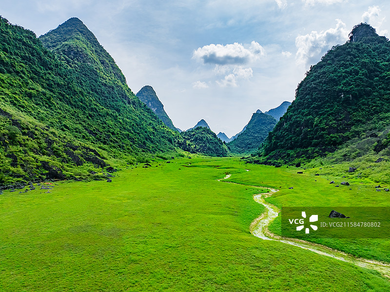广西柳州柳江区凤山水库草原航拍视角风光图片素材