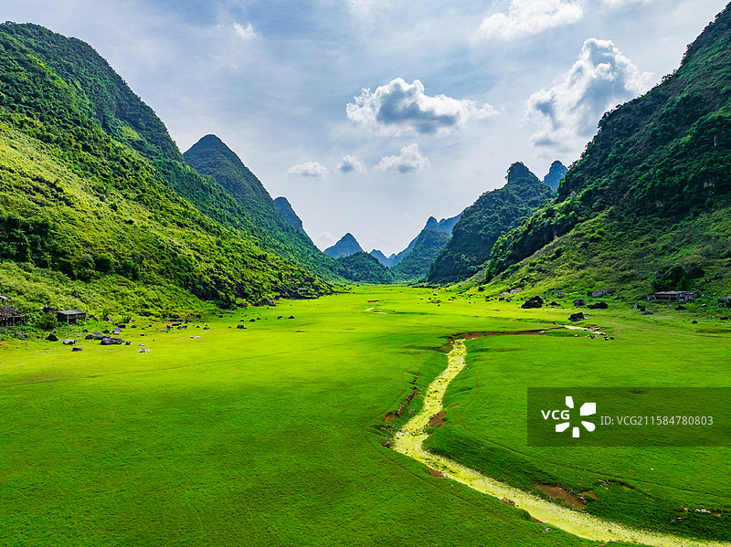 广西柳州柳江区凤山水库草原航拍视角风光图片素材
