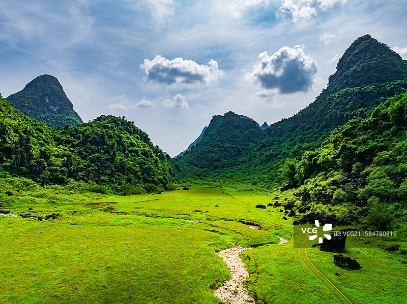 广西柳州柳江区凤山水库草原航拍视角风光图片素材