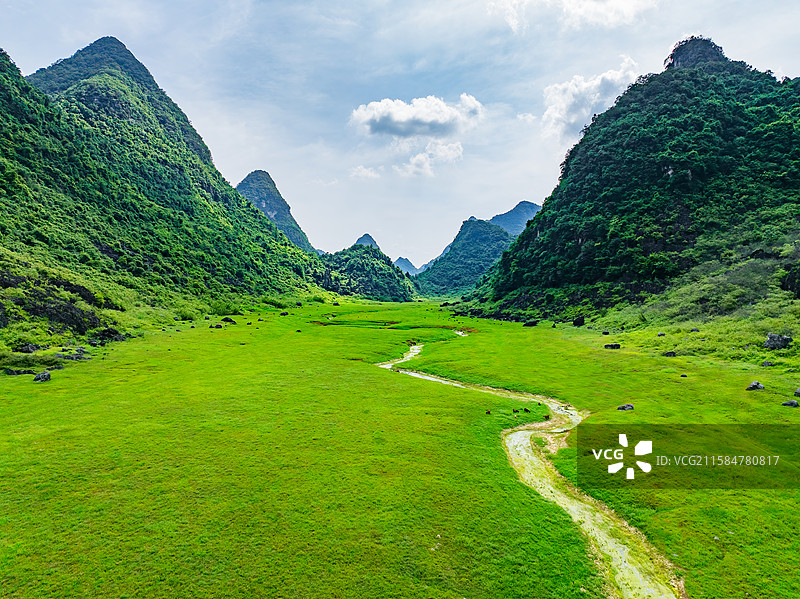 广西柳州柳江区凤山水库草原航拍视角风光图片素材