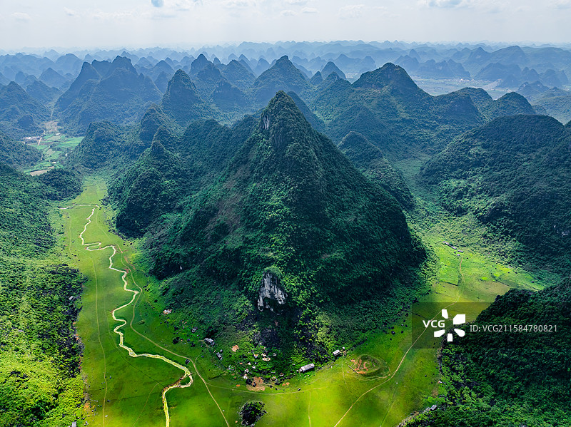 广西柳州柳江区凤山水库草原航拍视角风光图片素材