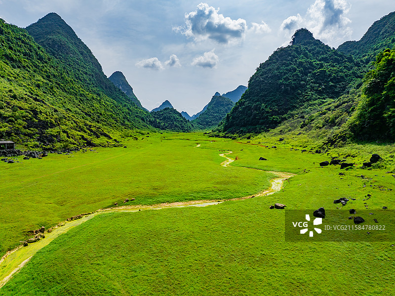 广西柳州柳江区凤山水库草原航拍视角风光图片素材
