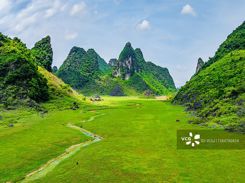 广西柳州柳江区凤山水库草原航拍视角风光图片素材