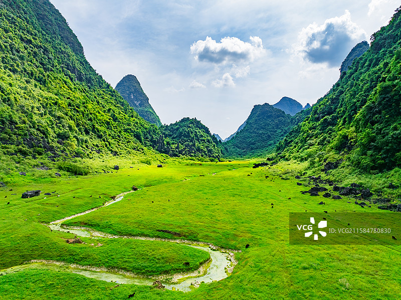 广西柳州柳江区凤山水库草原航拍视角风光图片素材