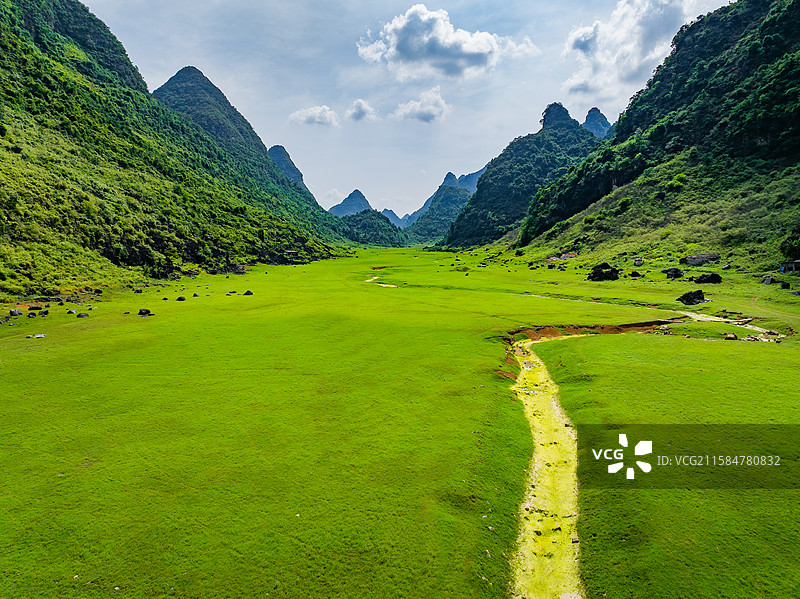 广西柳州柳江区凤山水库草原航拍视角风光图片素材