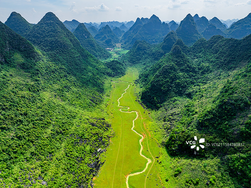 广西柳州柳江区凤山水库草原航拍视角风光图片素材