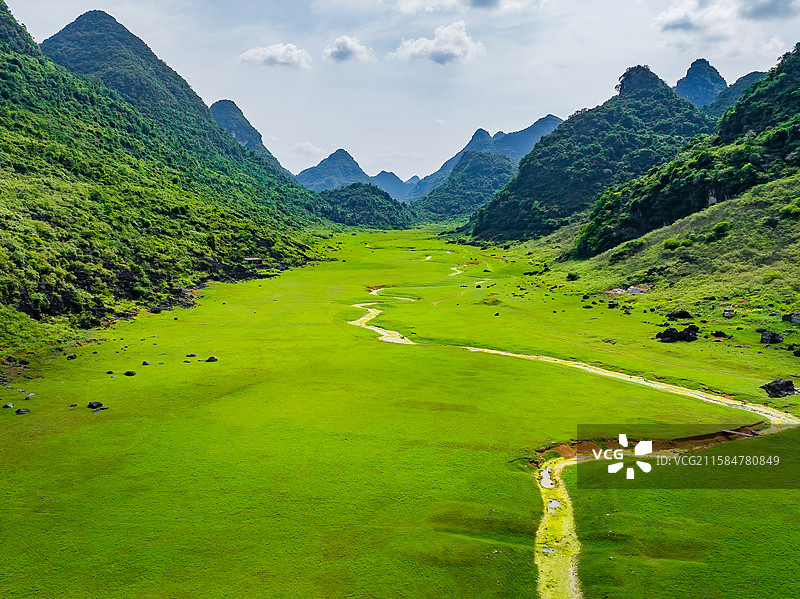 广西柳州柳江区凤山水库草原航拍视角风光图片素材
