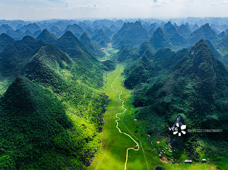 广西柳州柳江区凤山水库草原航拍视角风光图片素材