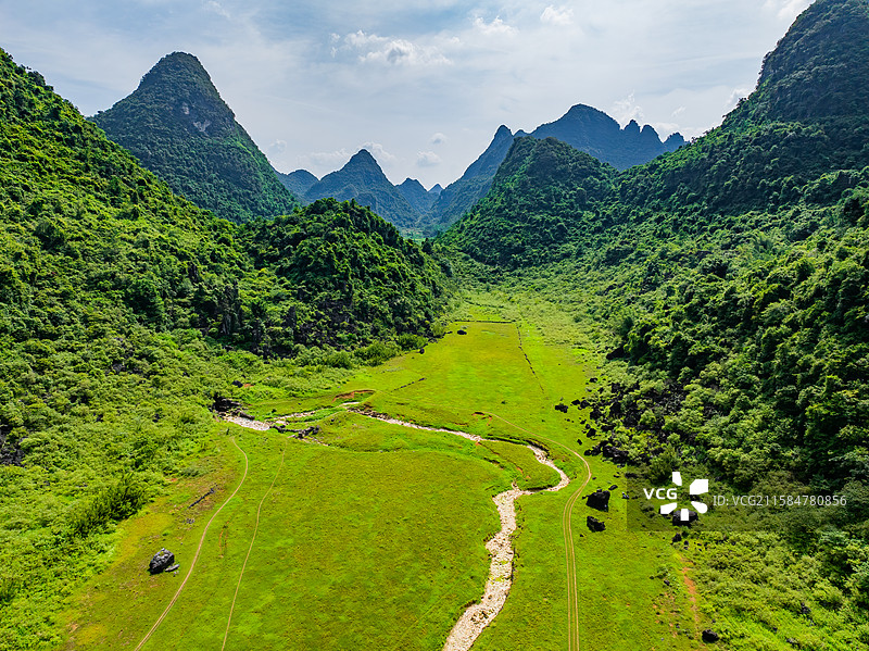 广西柳州柳江区凤山水库草原航拍视角风光图片素材