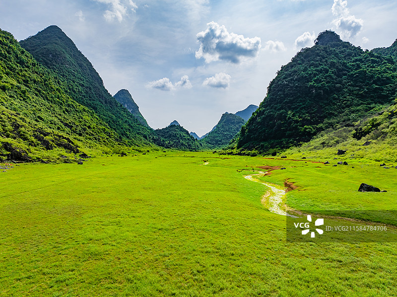 广西柳州柳江区凤山水库大草原、草地与喀斯特地貌峰林航拍视角风光图片素材