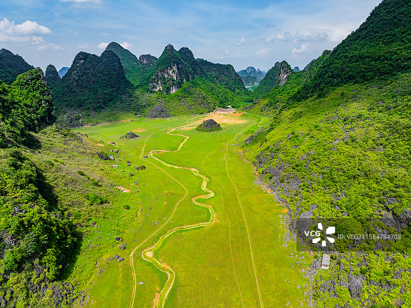 广西柳州柳江区凤山水库大草原、草地与喀斯特地貌峰林航拍视角风光图片素材