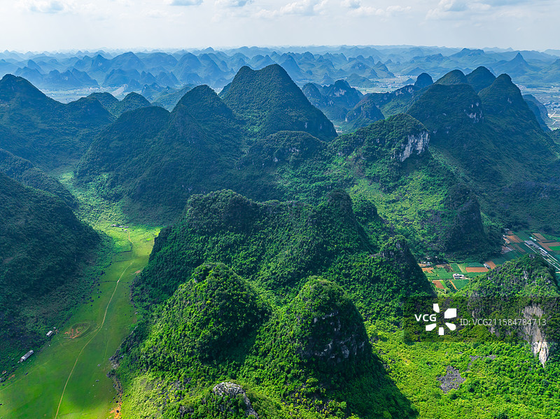 广西柳州柳江区凤山水库大草原、草地与喀斯特地貌峰林航拍视角风光图片素材
