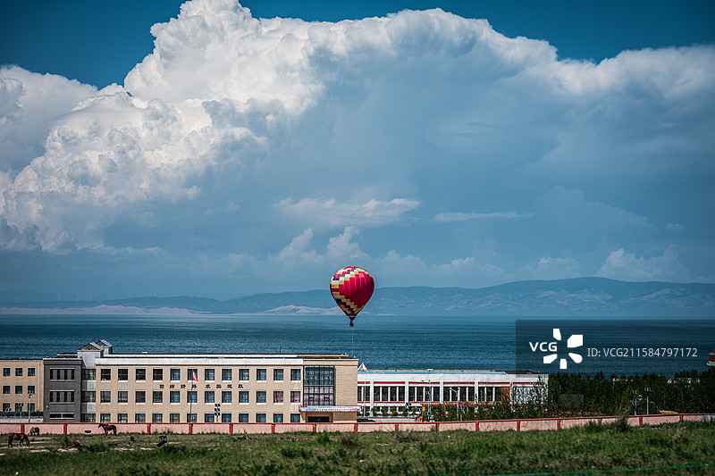 青海湖上方的热气球与云层图片素材