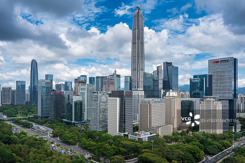 蓝天白云下深圳福田CBD平安大厦图片素材
