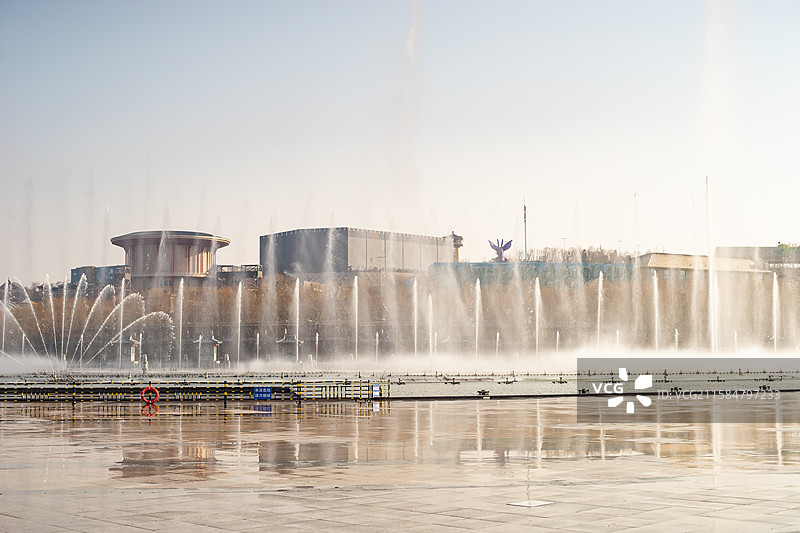 中国非都市风光拍摄主题，山东省泰安市岱天平湖泰山西湖亚洲最大喷泉，户外白昼无人图像摄影图片素材