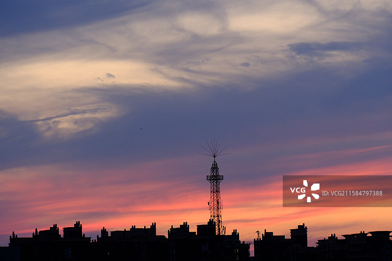 黄昏夕阳傍晚落日彩云晚霞。城市剪影风光。高清风景背景图图片素材