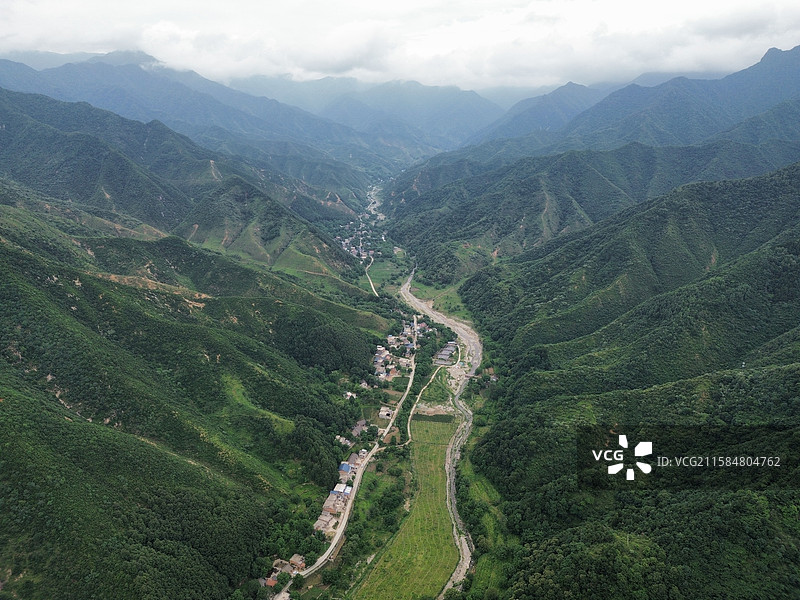 航拍秦岭清峪山谷风光，陕西省蓝田县图片素材