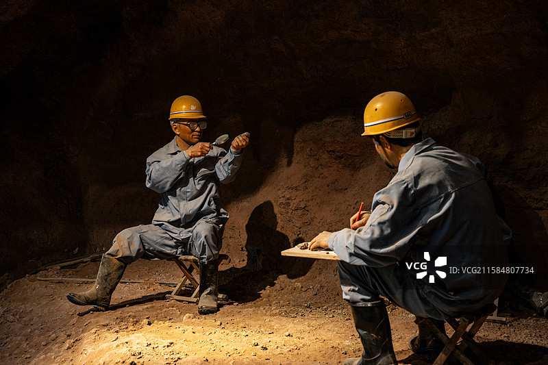 南京汤山古猿人洞（葫芦洞）考古发掘现场场景模拟图片素材