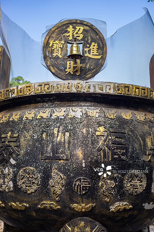 中国非都市风光拍摄主题，山东省泰安市国内著名景点泰山风景区，斗母宫和门口的招财进宝巨大的金色香炉图片素材