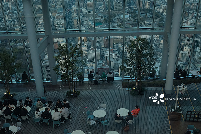 城市建筑的高角度视角大阪阿倍野Harukas300展望台内部特写图片素材