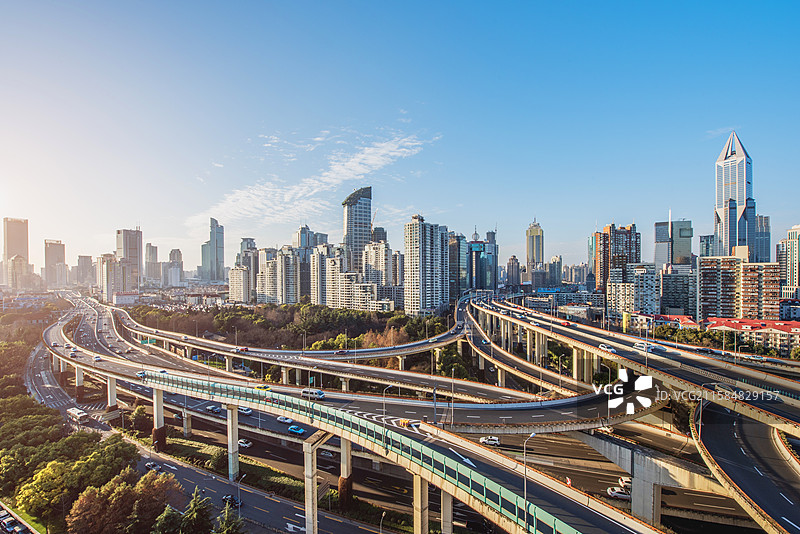 上海市区市中心延安路高架南北高架交叉路口十字路口交通汽车运输出行车流车轨夜景城市快速路图片素材