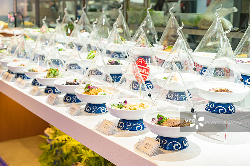 中国餐饮行业饮食产业，传统经典健康食物食品，饭馆里各种装饰菜在透明玻璃罩里，室内无人图像图片素材