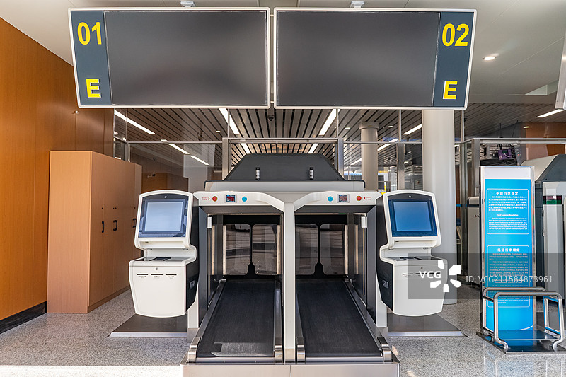 中国国际港澳台出发机场值机登机大厅票务安检区托运行李传送带入口和航班动态大屏幕，室内无人图像摄影图片素材