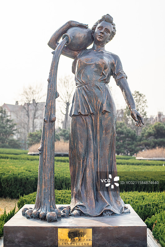 中国露台花园景观设计拍摄主题，欧式风格广场上十二星座水瓶座雕像，户外白昼雕像图像摄影图片素材