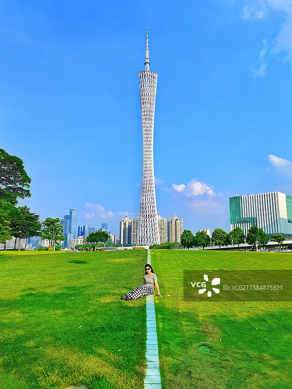 在草坪拍照的美女图片素材