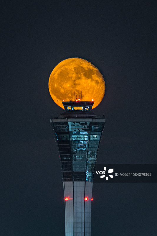 西安飞机场航站楼满月月圆悬月图片素材