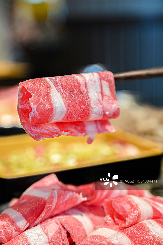 特色美食烤肉涮肉羊肉片筷子加起来的生鲜肉片图片素材