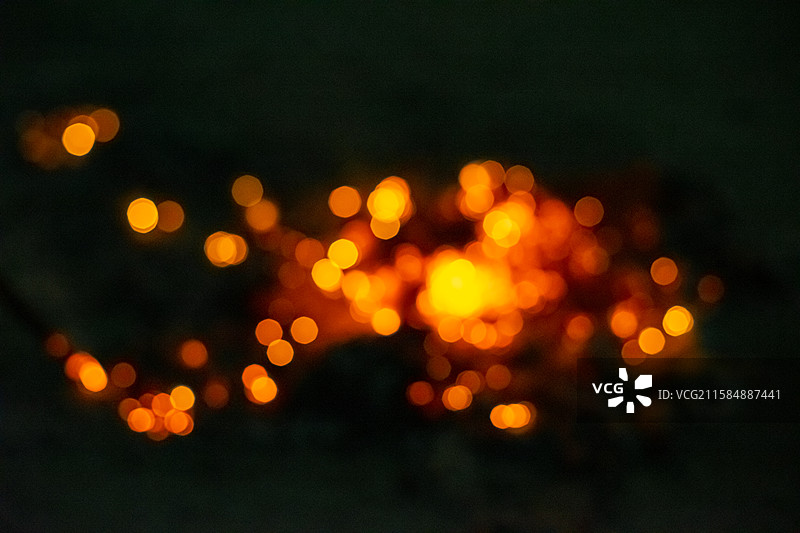 中国传统习俗民族文化拍摄主题，春节新年元宵节端午节清明节传统节日烧黄纸元宝，户外夜晚无人图像摄影图片素材